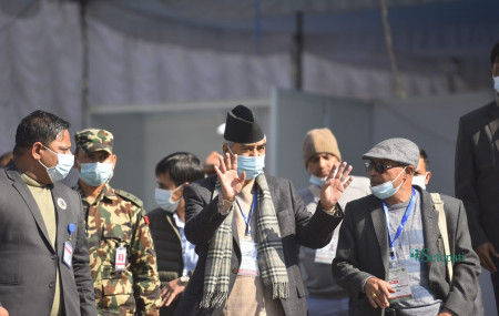 मतदान गरेर फर्कदै सभापतिका उम्मेदवार शेरबहादुर देउवा। तस्बिरः निशा भण्डारी/सेतोपाटी